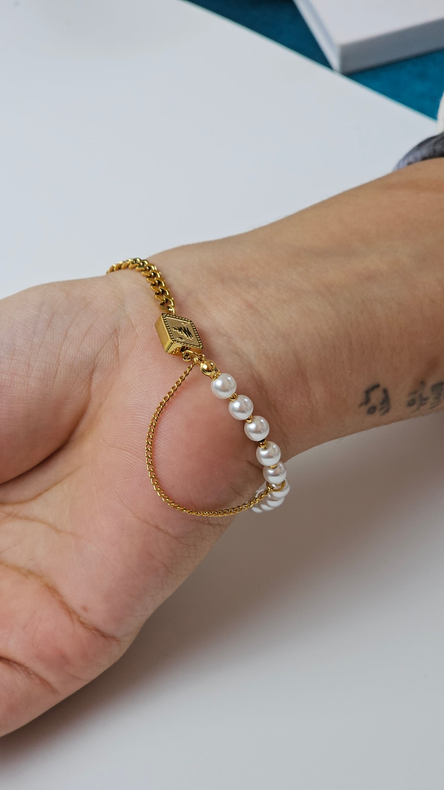 Pearl Vella Bracelet